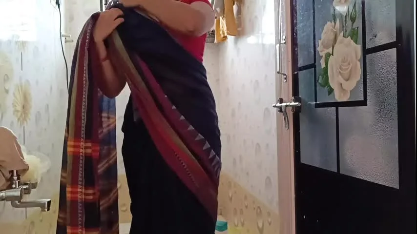 Indian Desi aunty hot bathing and sexy boobs and ass