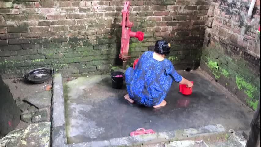 I grabbed my aunty while she was taking bath and started fucking her