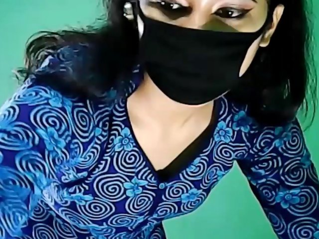 Horny Girl Naseem Showing Navel On Cam Show