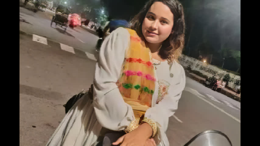 Lady Biker GF Showing And Fingering