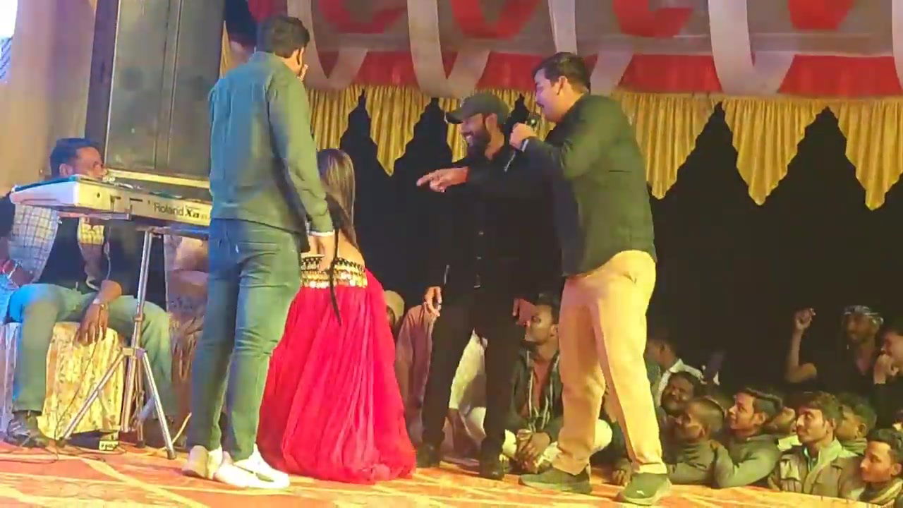 Big navel girl dance