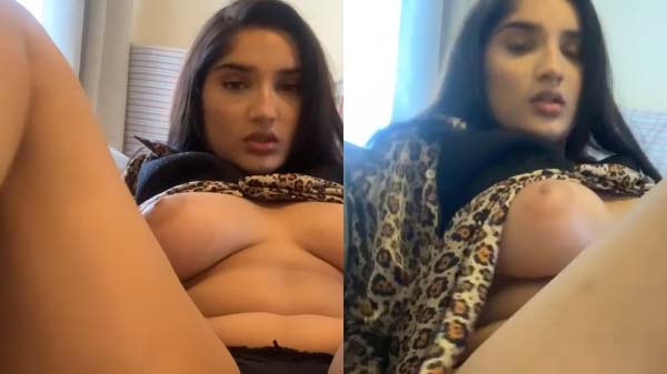 Pakistani Muslim girl Joya apni boobs dikhati hui