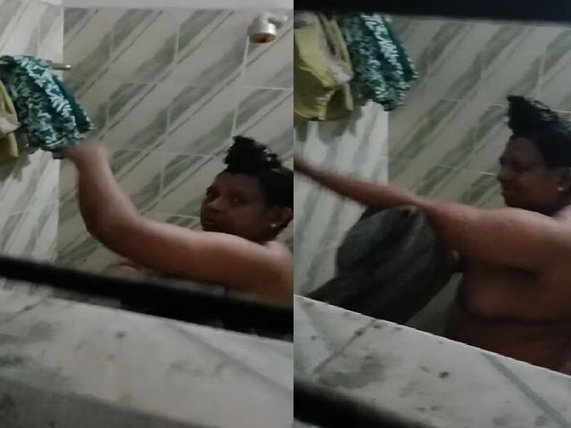 Mature aunty in bathroom taking nude bath caught