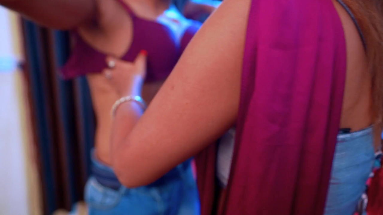 Newly married Bhabhi seduce by bra seller in the home