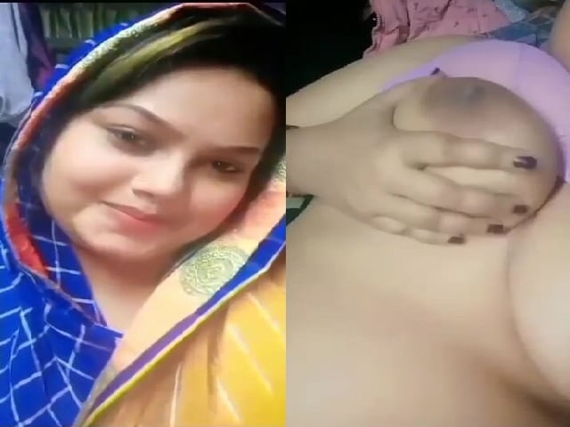 Chubby village aunty showing muskmelon big boobs