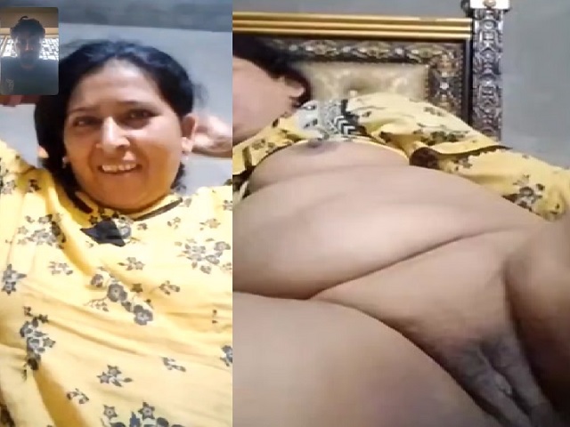 Mature desi lady showing her body parts and fingering pussy